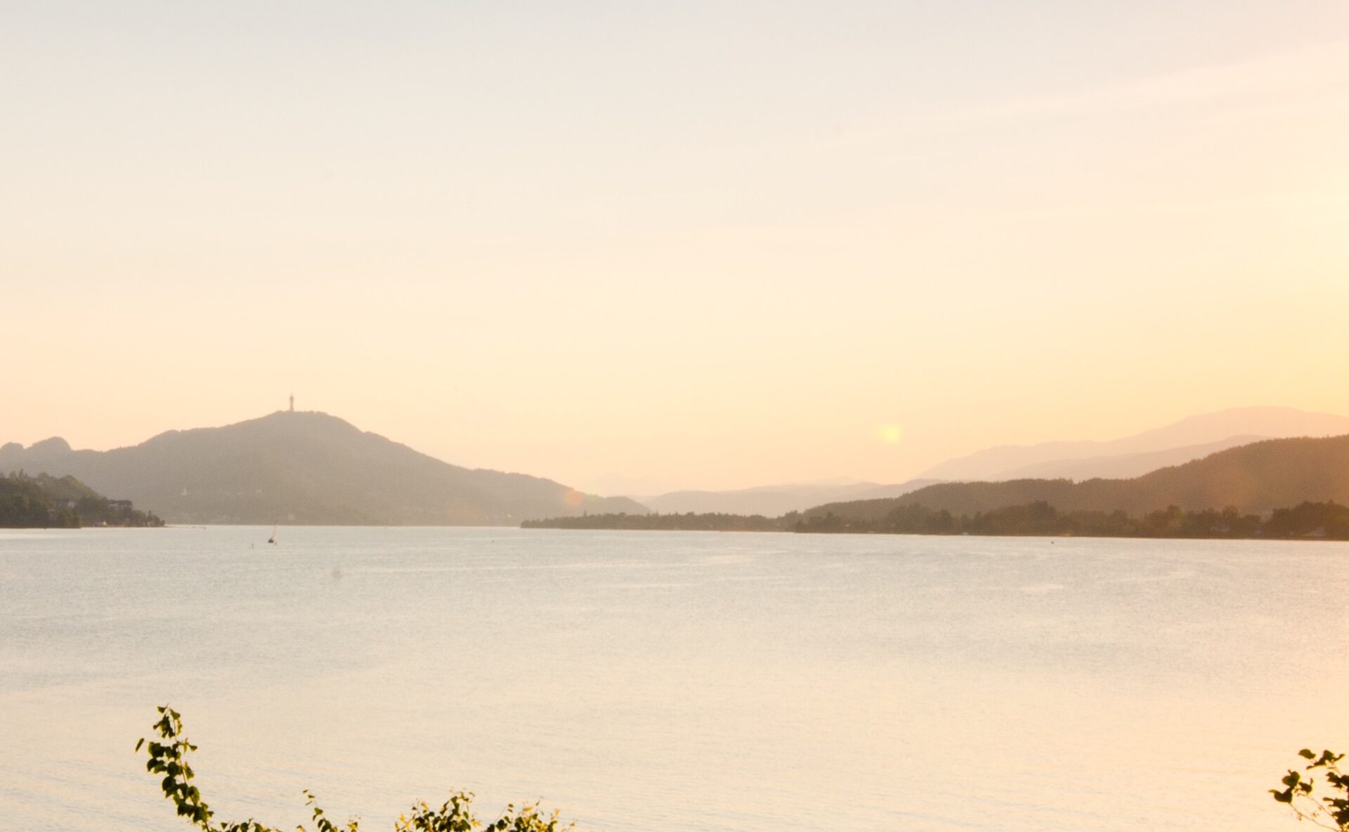 Wörthersee con le montagne sullo sfondo dalla prospettiva di Loretto