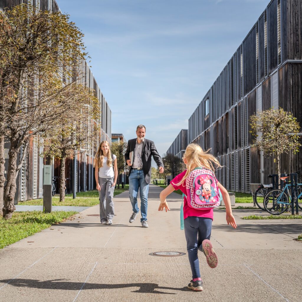Kind läuft auf Vater im Lakesidepark zu