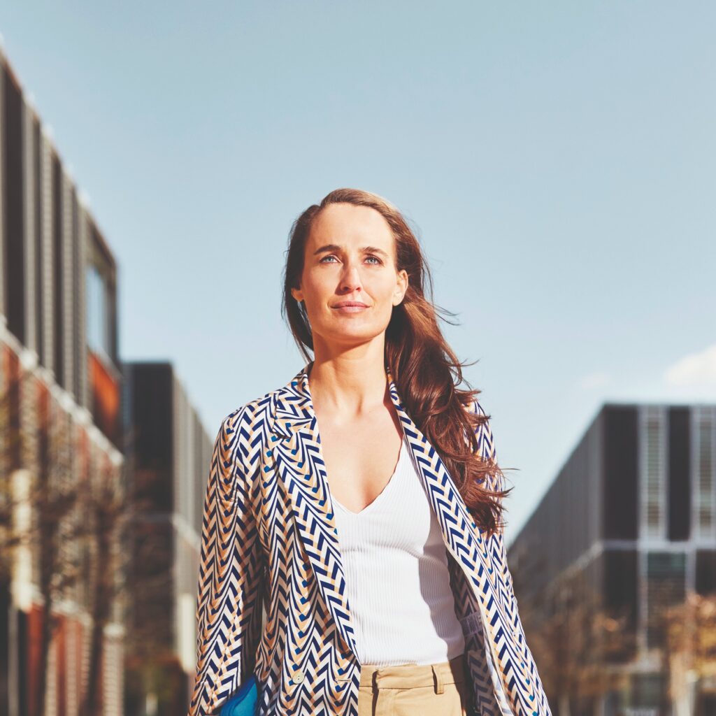 Frau steht im Businesszentrum im Lakesidepark
