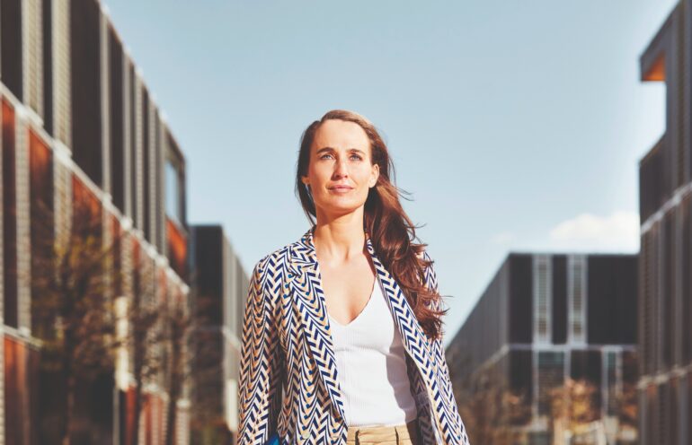 Frau steht im Businesszentrum im Lakesidepark
