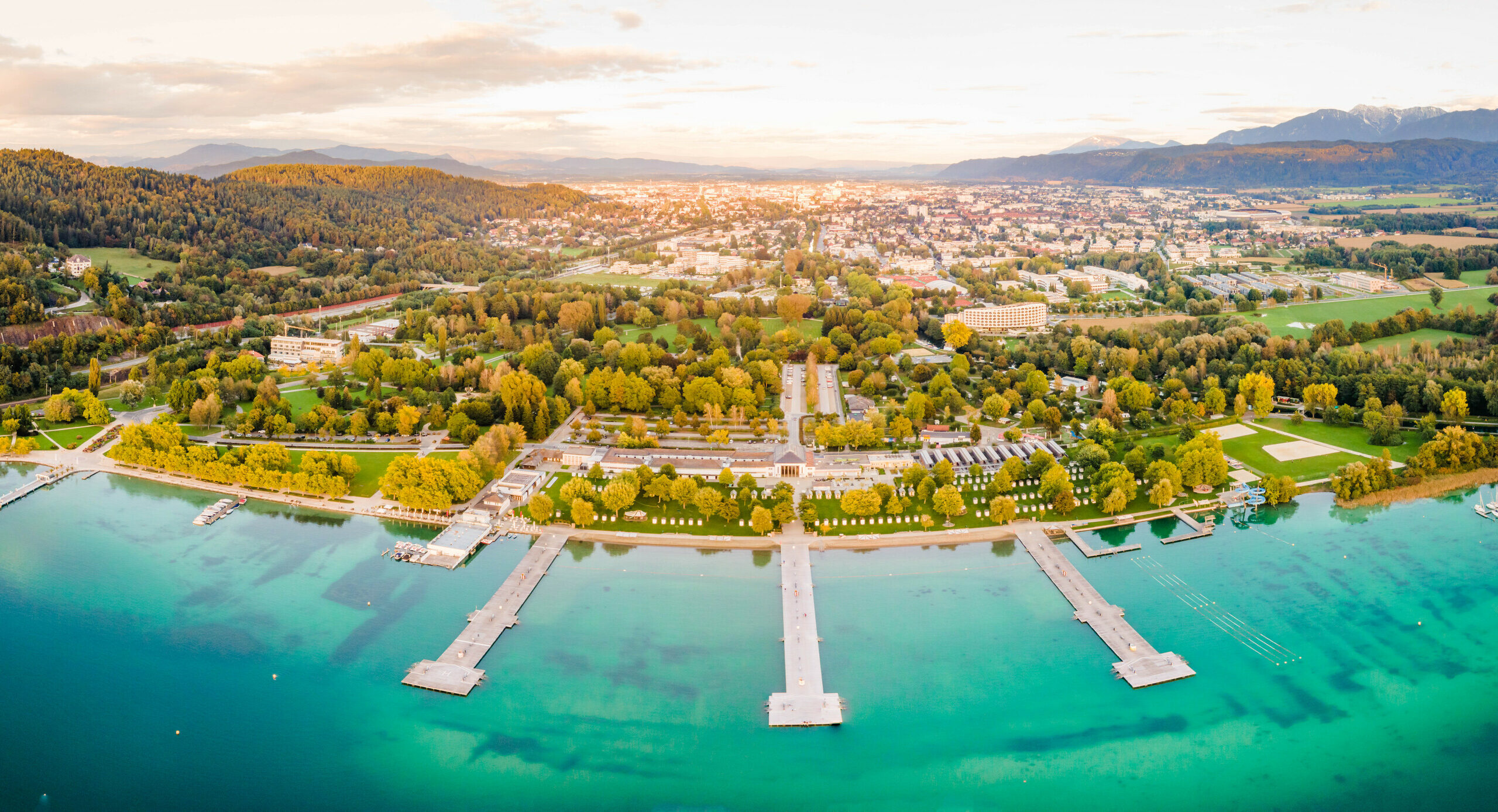 Panoramic view of Lake Wörthersee with a view of Klagenfurt